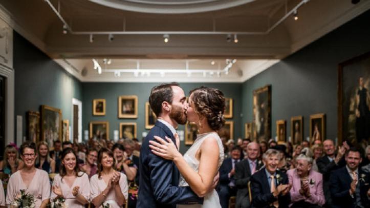 couple kissing at the Holburne museum