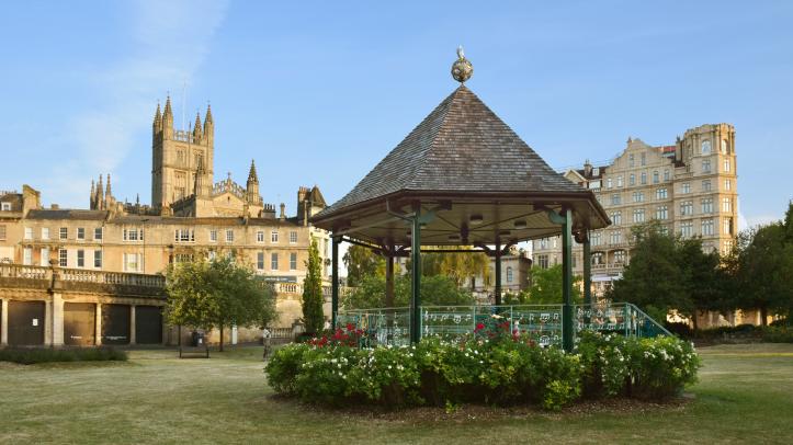 Parade Gardens bandstand with Bath Abbey backdrop